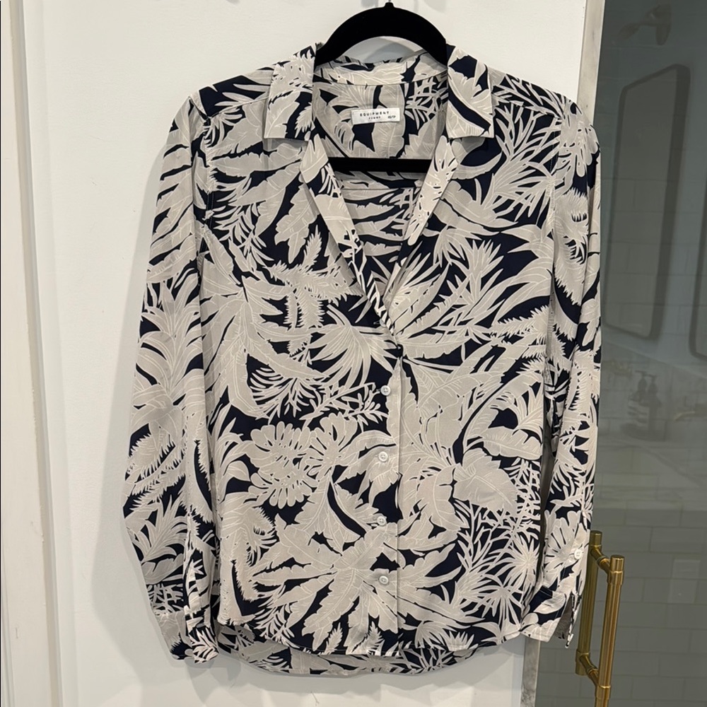 Women’s Equipment 100% silk blouse. Size XS